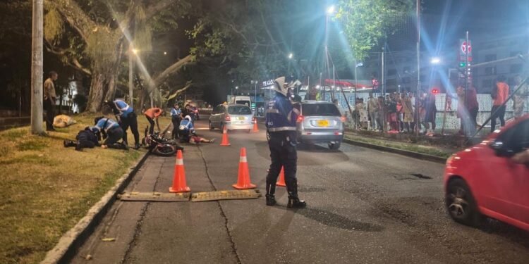 Motociclista se llevó por delante a un agente de tránsito y un motociclista en un control vial