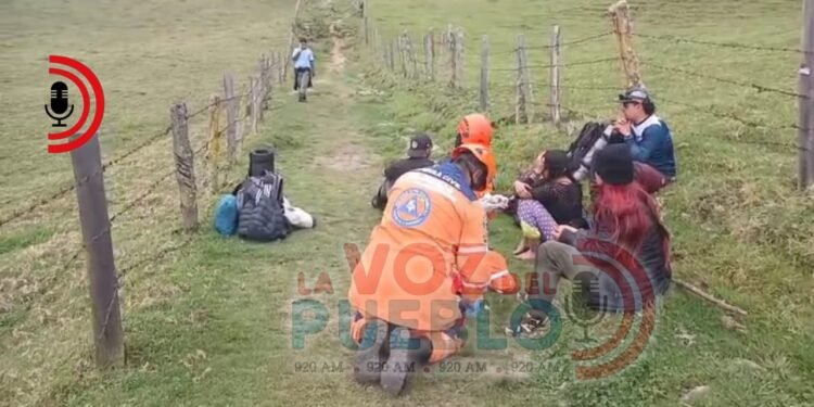 ¡Atrapados por el deslizamiento! Rescatan a ocho personas que quedaron aisladas tras el sismo en El Rancho