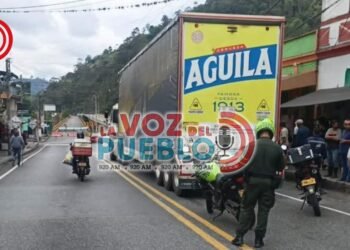 Como sacado de ‘Destino Final’: su moto lo empujó hacia una tractomula y murió arrollado en Cajamarca