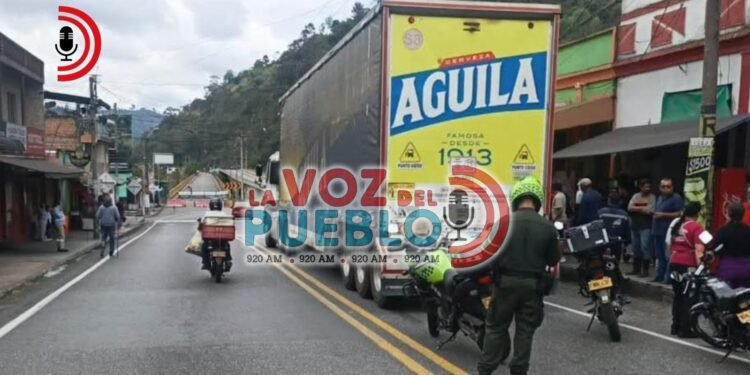 Como sacado de ‘Destino Final’: su moto lo empujó hacia una tractomula y murió arrollado en Cajamarca