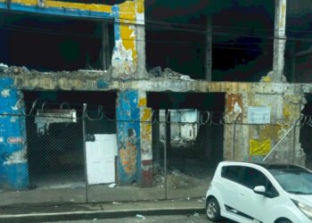 Comerciantes de la Plaza de la 21 esperan demolición de predio abandonado en la calle 19