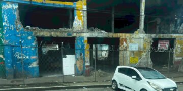 Comerciantes de la Plaza de la 21 esperan demolición de predio abandonado en la calle 19
