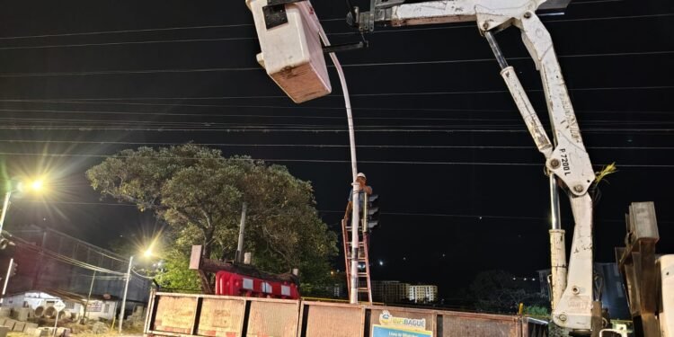 Inició instalación de semáforo en la calle 103 con carrera Quinta de Ibagué