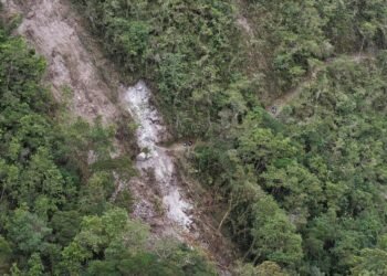 Por deslizamientos de tierra en la vía hacia los termales del Rancho, se recomienda no ingresar 
