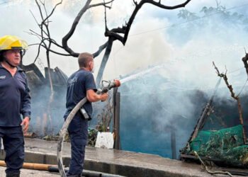 Incendio en vivienda de la avenida Ambalá dejó ocho adultos mayores evacuados y sin hogar