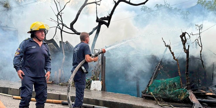 Incendio en vivienda de la avenida Ambalá dejó ocho adultos mayores evacuados y sin hogar