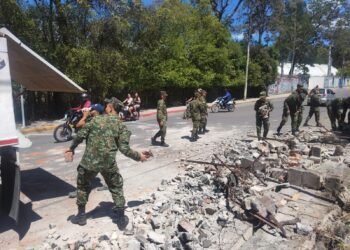Cayó muro en la comuna 11