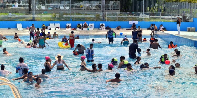 Piscina de Olas del Parque Deportivo seguirá abierta durante este puente festivo
