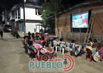 Pese al miedo por sismo en Chaparral vecinos convierten las noches en cine al aire libre para niños