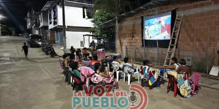 Pese al miedo por sismo en Chaparral vecinos convierten las noches en cine al aire libre para niños