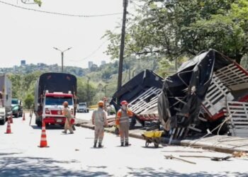 Alcaldía de Ibagué adelanta levantamiento de dos postes afectados en accidente de La Cartagena