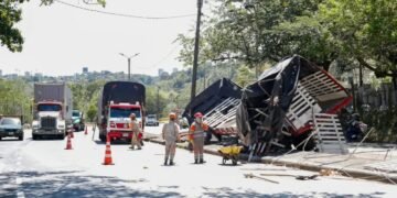 Alcaldía de Ibagué adelanta levantamiento de dos postes afectados en accidente de La Cartagena