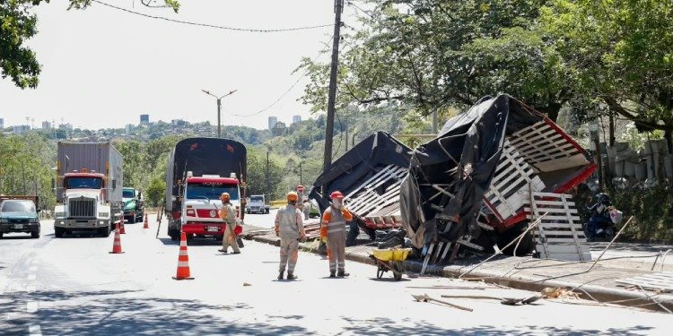 Alcaldía de Ibagué adelanta levantamiento de dos postes afectados en accidente de La Cartagena