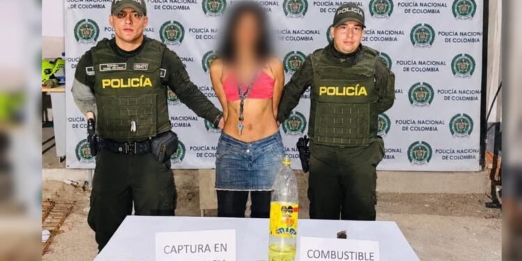 Pirómana fue capturada en flagrancia tras generar incendio en zona boscosa de Chaparral