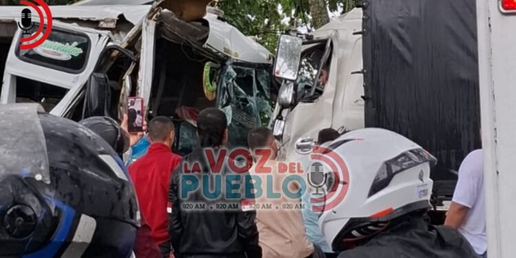 Un muerto y dos heridos dejó violento choque entre buseta y camión en la vía Chicoral – Espinal