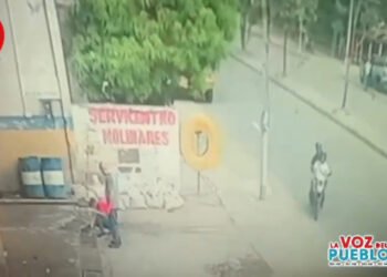 Retiró dinero y minutos después le robaron el bolso: mujer sospecha que la venían siguiendo