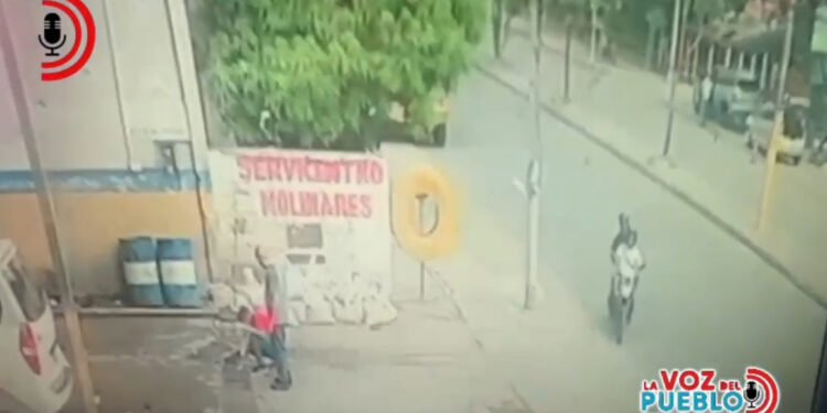 Retiró dinero y minutos después le robaron el bolso: mujer sospecha que la venían siguiendo