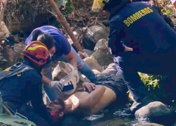 Bomberos rescataron a un hombre que cayó en la quebrada Chipalo, en Ibagué