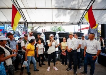 Inversiones millonarias, entrega de retroexcavadora nueva y oferta institucional, marcaron el regreso de la gobernadora del Tolima al municipio de Ataco