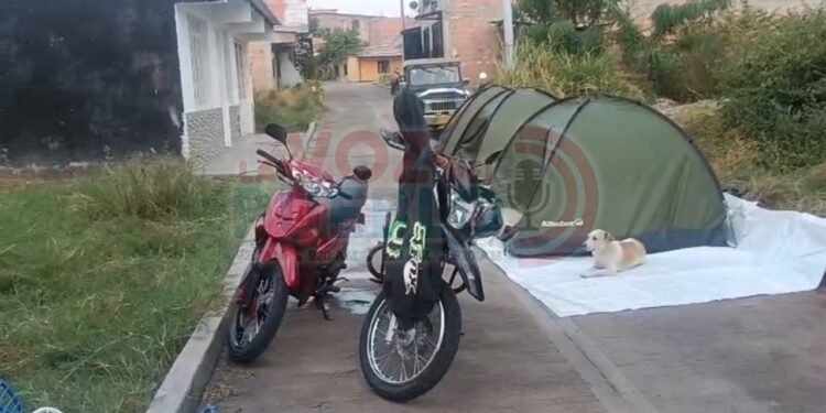 “Desde el domingo no dormimos”: familias de Chaparral se refugian en carpas por temor a los sismos