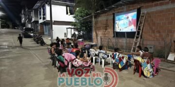 Pese al miedo por sismo en Chaparral vecinos convierten las noches en cine al aire libre para niños