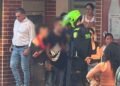 Comunidad retuvo  a dos presuntos ladrones y quemaron una motocicleta en La Pola