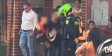 Comunidad retuvo a dos presuntos ladrones y quemaron una motocicleta en La Pola