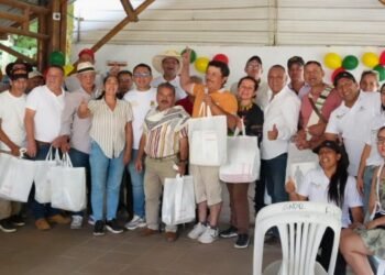 Entregó kits con herramientas a 22 familias para respaldar sus actividades agrícolas