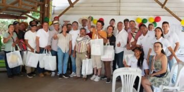 Entregó kits con herramientas a 22 familias para respaldar sus actividades agrícolas