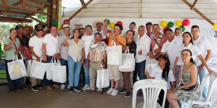 Entregó kits con herramientas a 22 familias para respaldar sus actividades agrícolas