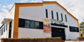 Sacerdote explica excomunión a un hombre por entregar una hostia a un perro
