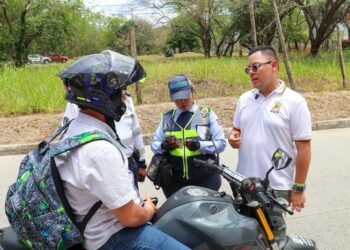 Ir en contravía y pasarse el separador: las conductas sancionadas en Arboleda del Campestre