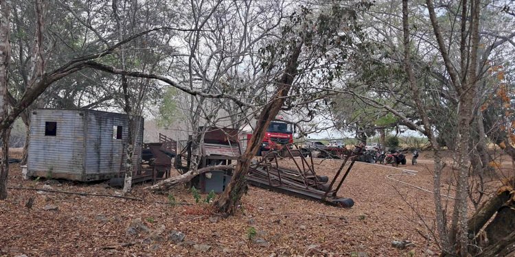 Incendio forestal llegó a Curalito y Bomberos de Ibagué trabajan para proteger viviendas