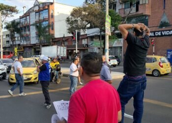 Conductor encadenado protestó en la carrera Quinta con calle 23