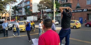 Conductor encadenado protestó en la carrera Quinta con calle 23