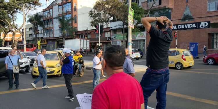 Conductor encadenado protestó en la carrera Quinta con calle 23