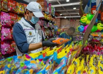 Secretaría de Salud de Ibagué destruyó productos vencidos durante operativo de inspección a dulcerías 