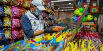 Secretaría de Salud de Ibagué destruyó productos vencidos durante operativo de inspección a dulcerías