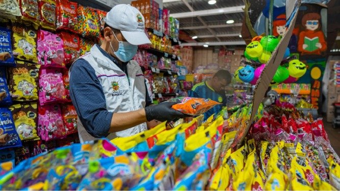 Secretaría de Salud de Ibagué destruyó productos vencidos durante operativo de inspección a dulcerías