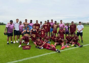 ¡Dos penales atajados y el tiquete a la semifinal que se tiñe de vinotinto y oro!