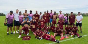 ¡Dos penales atajados y el tiquete a la semifinal que se tiñe de vinotinto y oro!
