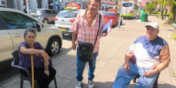 ¡“Si no trabajamos hoy, no comemos mañana!”: vendedores de la plaza Simón Bolívar denuncian orden de desalojo en Ibagué