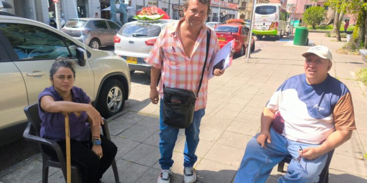 ¡“Si no trabajamos hoy, no comemos mañana!”: vendedores de la plaza Simón Bolívar denuncian orden de desalojo en Ibagué