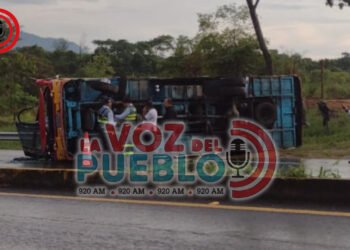 ¡Buseta volcada y tres heridos! Accidente de Rápido Tolima genera alarma en Ibagué