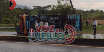 ¡Buseta volcada y tres heridos! Accidente de Rápido Tolima genera alarma en Ibagué