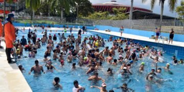 Disfrute el puente festivo en las Piscinas de Olas del Parque Deportivo