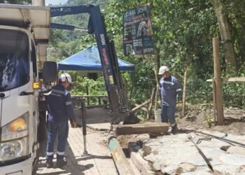 Alcaldía de Ibagué adelanta instalación de nuevos postes y luminarias en parque principal de Villa Restrepo