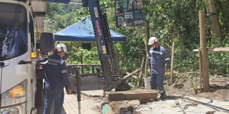 Alcaldía de Ibagué adelanta instalación de nuevos postes y luminarias en parque principal de Villa Restrepo