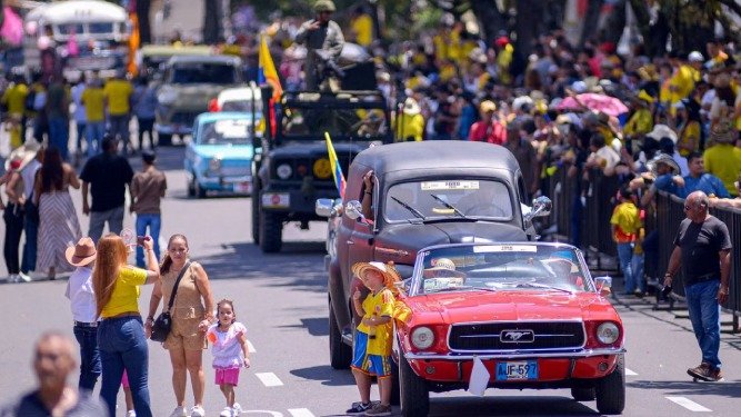 Proponen institucionalizar el desfile de vehículos antiguos y clásicos en Ibagué