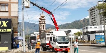 Alcaldía de Ibagué recuperó circuito de alumbrado público afectado por caída de árbol en la calle 19